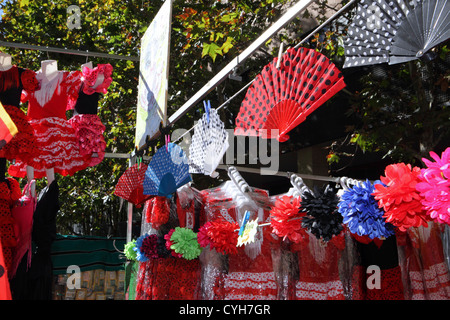 Espagnol souvenirs fans & robes de flamenco, des accessoires pour la vente de la rue El Rastro marché Dimanche, Madrid Espagne. Banque D'Images