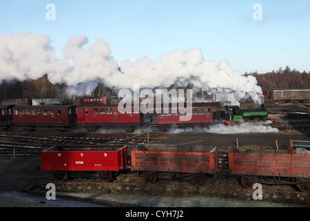 Le train de voyageurs à vapeur sur les chemins de Tanfield laissant Marley Hill North East England UK Banque D'Images