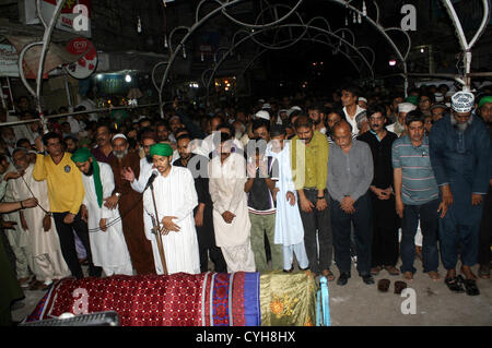 Les gens offrent la prière funéraire du célèbre comédien Sikandar Sanam dans Rancho Ligne zone de Karachi Lundi, Novembre 05, 2012. Sikandar Sanam qui est décédé aujourd'hui qu'il était le célèbre stade de la comédie et de l'acteur, il a souffert d'un cancer du foie à partir de trois mois, il sera inhumé au cimetière le Korangi. Banque D'Images