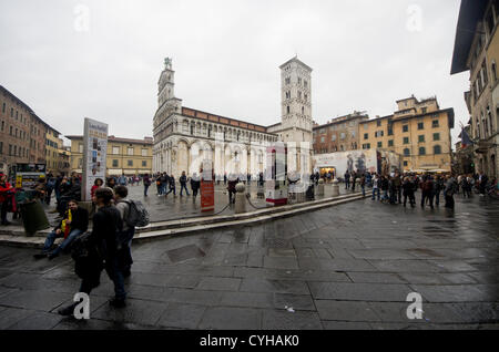 LUCCA, ITALIE-NOV04 : vue générale de Lucques Piazza San Martino et il Duomo,Italie le quatrième,novembre 2011 à Lucca, Italie. Lucca Comix est un des plus gros événement pour comix et caricatures en Europe. Banque D'Images