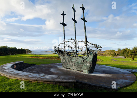 Le National Famine Memorial, par l'artiste John Behan, à Murrisk, sur les rives de la Baie de Clew, Comté de Mayo, Irlande Banque D'Images