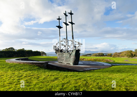 Le National Famine Memorial, par l'artiste John Behan, à Murrisk, sur les rives de la Baie de Clew, Comté de Mayo, Irlande Banque D'Images