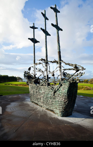 Le National Famine Memorial, par l'artiste John Behan, à Murrisk, sur les rives de la Baie de Clew, Comté de Mayo, Irlande Banque D'Images