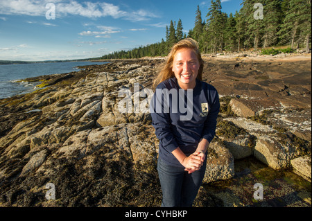 Des vacances sur femme côte de l'Acadia National Park Banque D'Images