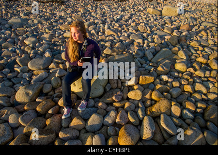 Femme sur côte rocheuse de l'Acadia National Park Banque D'Images