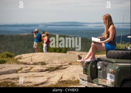 Femme sur côte rocheuse de l'Acadia National Park Banque D'Images