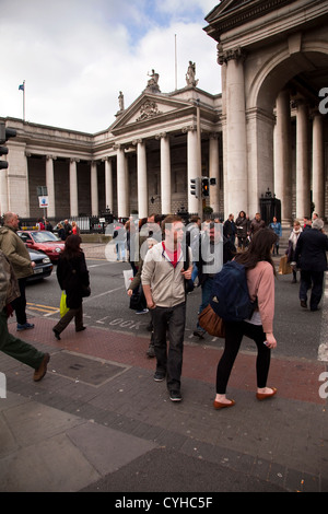 Les piétons à College Green Dublin avec Bank of Ireland( anciennement Chambres du Parlement irlandais ) en arrière-plan. Banque D'Images