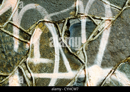 Gros plan du béton maçonnerie peint graffiti mur rétro arrière-plan. Banque D'Images