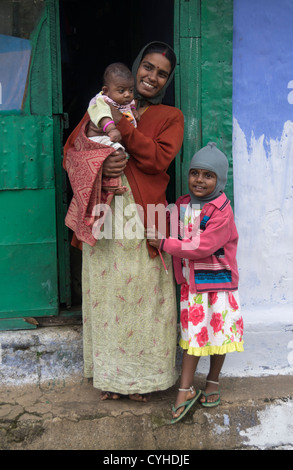 Un groupe familial dans un village à Kerala Inde Banque D'Images