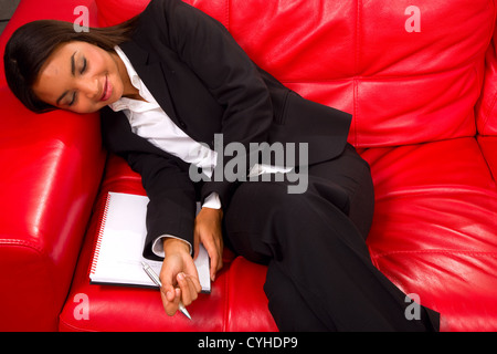 Businesswoman sleeping sur le canapé Banque D'Images