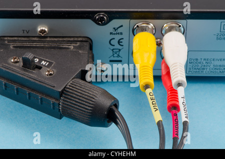 Dvb-t tv receiver arrière péritel et fils tulipe branché. Banque D'Images