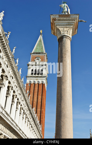 St Theodore Colonne et Campanile, la Place Saint-Marc, Venise, Italie. Banque D'Images