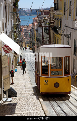 Le tramway Elevador da Bica, Rua da Bica, le centre de Lisbonne, Portugal Banque D'Images