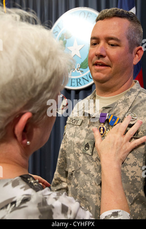 Le sergent Patrick Rogers parle à un wisher après avoir reçu la Purple Heart de gouverneur du Texas, Rick Perry, pour l'héroïsme Banque D'Images