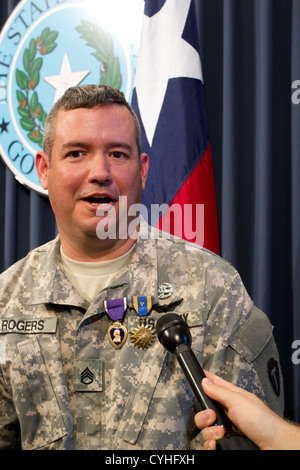 Le sergent Patrick Rogers parle aux médias après avoir reçu la Purple Heart de gouverneur du Texas, Rick Perry, dans Austin Banque D'Images