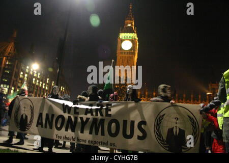 Londres, Royaume-Uni. 5e novembre 2012. Anonymous UK protestataires se rassemblent à l'extérieur du Parlement à Londres pour protester contre les compressions budgétaires. Banque D'Images