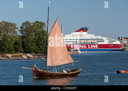 Petit voilier avec Viking Line ferry en arrière-plan à Helsinki, Finlande Banque D'Images