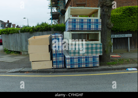 Les décharges sauvages des vieux lits et matelas sur le trottoir en rue résidentielle à Brent Cross, London Golders Green Banque D'Images