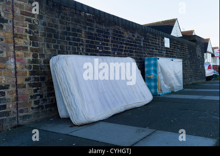 Les décharges sauvages des vieux lits et matelas sur le trottoir en rue résidentielle de Brent Cross, London Golders Green Banque D'Images