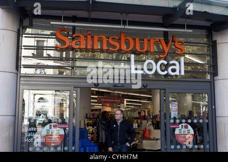 Londres, Royaume-Uni. 5/11/2012. (Photo) qui quittent un Local Sainsbury's à Londres Crédit Photo : Peter Barbe / Alamy Banque D'Images