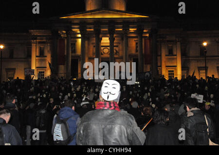 Trafalgar Square, Londres, Royaume-Uni. 5e novembre 2012. Les manifestants remplir les étapes en face de la Galerie nationale. L'opération "vendetta" inspirée par le film V pour Vendetta, les manifestants portant des masques de Guy Fawkes répondre à Trafalgar Square avant de marcher à la place du Parlement. Banque D'Images