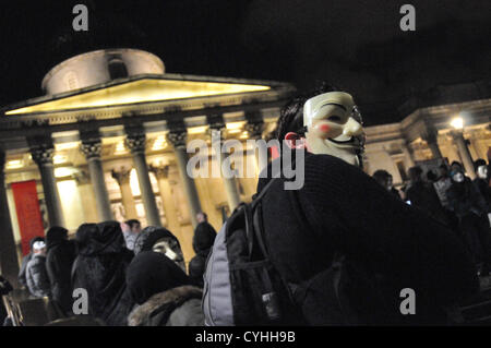 Trafalgar Square, Londres, Royaume-Uni. 5e novembre 2012. Les manifestants remplir les étapes en face de la Galerie nationale. L'opération "vendetta" inspirée par le film V pour Vendetta, les manifestants portant des masques de Guy Fawkes répondre à Trafalgar Square avant de marcher à la place du Parlement. Banque D'Images