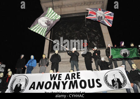 Trafalgar Square, Londres, Royaume-Uni. 5e novembre 2012. Les manifestants au pied de la Colonne Nelson. L'opération "vendetta" inspirée par le film V pour Vendetta, les manifestants portant des masques de Guy Fawkes répondre à Trafalgar Square avant de marcher à la place du Parlement. Banque D'Images