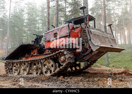 Rusty expérimenté véhicule tout-terrain sur les voies Banque D'Images