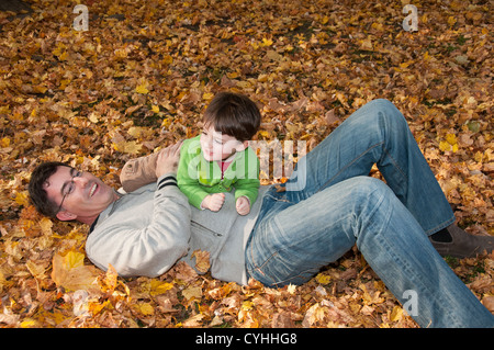 Père et fils à l'automne Banque D'Images
