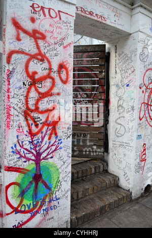 Messages sur le mur à l'extérieur les studios Abbey Road, Londres. Rendu célèbre par l'album Abbey Road des Beatles. Banque D'Images