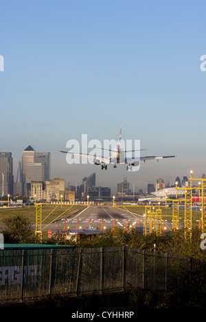 British Airways avion régional à l'atterrissage à l'aéroport de Londres, Angleterre, RU Banque D'Images