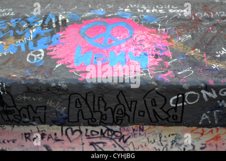 Messages sur le mur à l'extérieur les studios Abbey Road, Londres. Rendu célèbre par l'album Abbey Road des Beatles. Banque D'Images