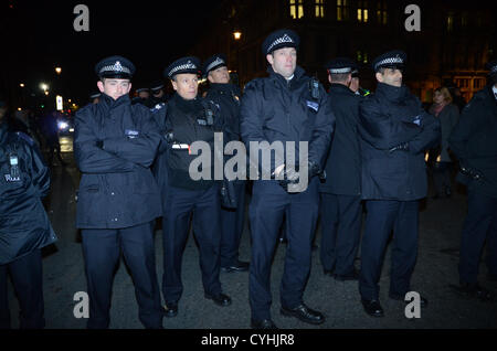 5 novembre 2012 : les partisans du groupe Hactivist Annonymous UK stade une protestation marche de Trafalgar Square à Westminster. La manifestation a abouti à l'extérieur de la chambre du parlement où les manifestants ont été contenus par la police. Banque D'Images