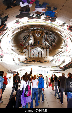 La réflexion de touristes et habitants de la Cloud Gate Sculpture (aka Coffee Bean) dans le Millennium Park, Chicago, Illinois, l'Amérique Banque D'Images
