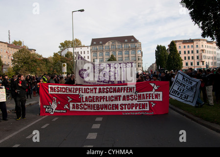 Samedi, 13 octobre 2012. Berlin, Allemagne. Marche de protestation des réfugiés. Protestation contre la déportation des réfugiés et l'obligation de résidence Banque D'Images