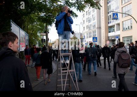 Samedi 13 octobre 2012. Berlin, Allemagne. Marche de la manifestation des réfugiés. Les réfugiés protestent contre les déportations et les obligations résidentielles. Photographe sur une échelle. Banque D'Images