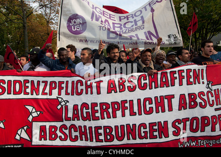 Samedi, 13 octobre 2012. Berlin, Allemagne. Marche de protestation des réfugiés. Protestation contre la déportation des réfugiés et l'obligation de résidence Banque D'Images