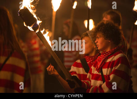 Les sociétés de Lewes bonfire défilé dans la rue principale de Lewes dans le Sussex de l'est le 5 novembre, Bonfire Night. Banque D'Images