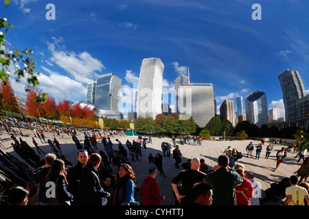 Ville reflet dans le Cloud Gate Sculpture (aka Coffee Bean) dans le Millennium Park, Chicago, Illinois, l'Amérique Banque D'Images