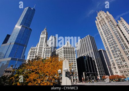 Trump International Hotel and Tower et Wrigley Building sur les toits de la ville, Chicago, Illinois, l'Amérique Banque D'Images