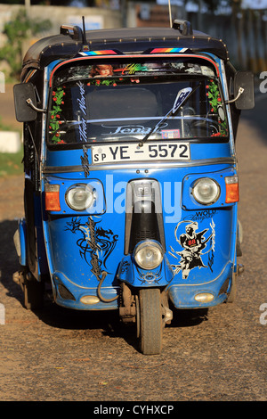 Un Tuktuk stationnée sur le bord de la route en HAMBANTOTA, Sri Lanka Banque D'Images