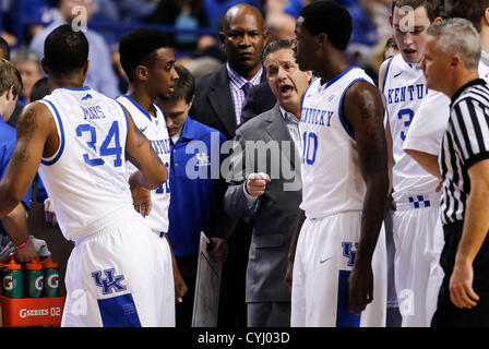 Le 5 novembre 2012 - Lexington, Kentucky, USA - Kentucky Wildcats entraîneur-chef John Calipari a parlé à son équipe dans un temps d'arrêt au Kentucky joué la Transylvanie le lundi 5 novembre 2012 à Lexington, KY.. Photo par Mark Cornelison | Personnel (crédit Image : © Lexington Herald-Leader/ZUMAPRESS.com) Banque D'Images