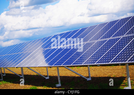 L'énergie solaire à l'extérieur de l'usine against sky Banque D'Images