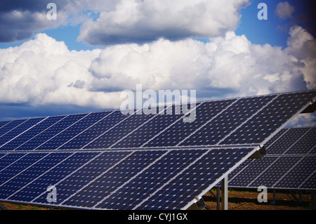 L'énergie solaire à l'extérieur de l'usine against sky Banque D'Images