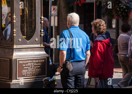 Couple de touristes à maturité en horloge à vapeur de Gastown, Vancouver, Canada Banque D'Images