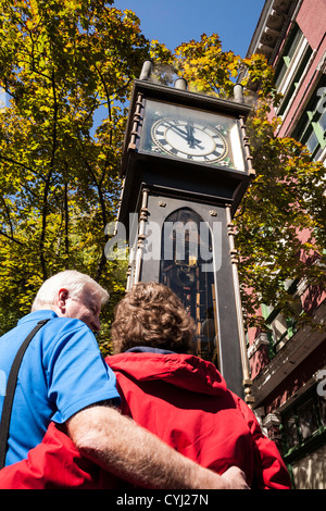 Couple de touristes à maturité en horloge à vapeur de Gastown, Vancouver, Canada Banque D'Images