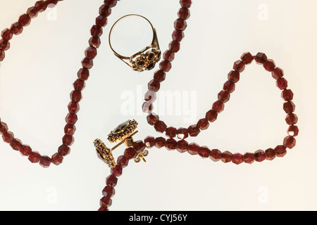 Garnet collier, boucles d'oreilles et bague sur fond blanc Banque D'Images