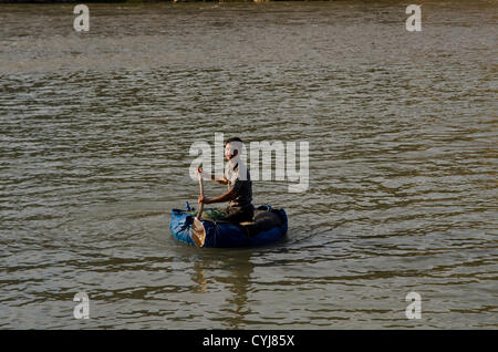 06 mai 2012 - Hasankeyf, Batman, Turquie - Garçons pêche le tigre ;.assis sur les rives du Tigre la ville antique de Hasankeyf vit dans une sorte de limbes, des milliers d'années d'histoire sur le point de disparaître sous les eaux du barrage d'Ilisu putain de projet, pour les gens de Hasankeyf incapables de construire ou vendre des maisons, trouver du travail ou même obtenir une réponse directe à la question quand le passé sera emporté, cette menace a pesé sur la ville pendant des décennies, mais maintenant le gouvernement turc essaie de pousser de l'avant avec le barrage en dépit de la condamnation internationale. (Crédit Image : © John Wreford/ZUMAPRESS. Banque D'Images