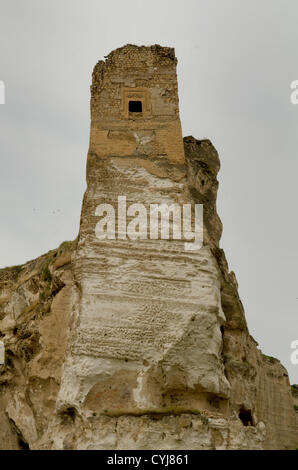 06 mai 2012 - Hasankeyf, Batman, Turquie - FacÃOEÂ§ade de Hasankeyf Citadelle ;.assis sur les rives du Tigre la ville antique de Hasankeyf vit dans une sorte de limbes, des milliers d'années d'histoire sur le point de disparaître sous les eaux du barrage d'Ilisu putain de projet, pour les gens de Hasankeyf incapables de construire ou vendre des maisons, trouver du travail ou même obtenir une réponse directe à la question quand le passé sera emporté, cette menace a pesé sur la ville pendant des décennies, mais maintenant le gouvernement turc essaie de pousser de l'avant avec le barrage en dépit de la condamnation internationale. (Crédit Image : © John Wreford/ZUMAPRE Banque D'Images