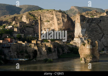 06 mai 2012 - Hasankeyf, Batman, Turquie - assis sur les rives du Tigre la ville antique de Hasankeyf vit dans une sorte de limbes, des milliers d'années d'histoire sur le point de disparaître sous les eaux du barrage d'Ilisu putain de projet, pour les gens de Hasankeyf incapables de construire ou vendre des maisons, trouver du travail ou même obtenir une réponse directe à la question quand le passé sera emporté, cette menace a pesé sur la ville pendant des décennies, mais maintenant le gouvernement turc essaie de pousser de l'avant avec le barrage en dépit de la condamnation internationale. (Crédit Image : © John Wreford/ZUMAPRESS.com) Banque D'Images